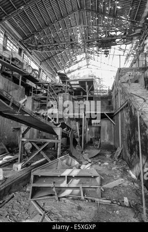 Les machines détruites dans une mine de charbon abandonnée après la guerre Banque D'Images