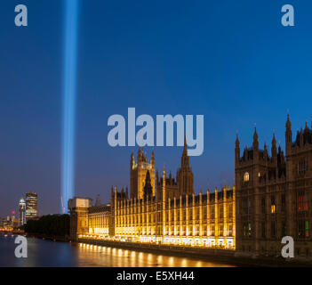 Victoria Tower Gardens, London UK. 7 août 2014. Les spectres, une installation de 49 projecteurs, tire une lumière verticale de l'arbre à 15 kilomètres dans le ciel au-dessus de Londres pour célébrer le début de la PREMIÈRE GUERRE MONDIALE. Spectra a été commandé par le maire de Londres & 14-18 Centenaire des commissions et de l'art créé par l'artiste japonais Ryoji Ikeda, et vu ici de Westminster Bridge. Credit : Malcolm Park editorial/Alamy Live News. Banque D'Images