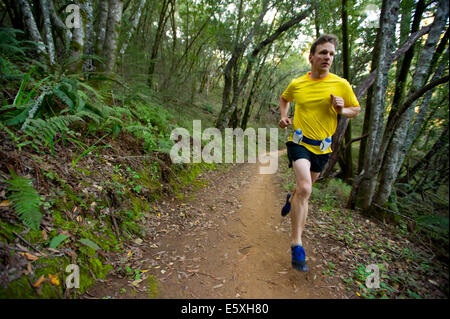 Kyle Restal exécuté sur un sentier au Camp Tamarancho à Fairfax, en Californie Banque D'Images