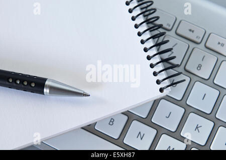 Clavier d'ordinateur, notebook and pen Banque D'Images