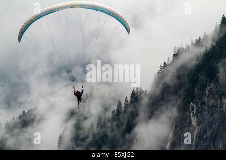 En parapente sur la vallée de Lauterbrunnen, Suisse Banque D'Images