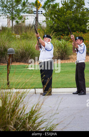 Sarasota, Floride - Juin 02 : Garde d'honneur de la Légion américaine, l'exécution d'un service complet funérailles militaires ; le 02 juin 2014 à Sarasota Banque D'Images