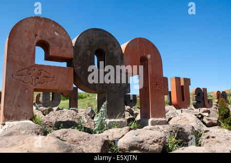Alphabet arménien avec monument sculpté géant des lettres, artashavan village, Arménie Banque D'Images