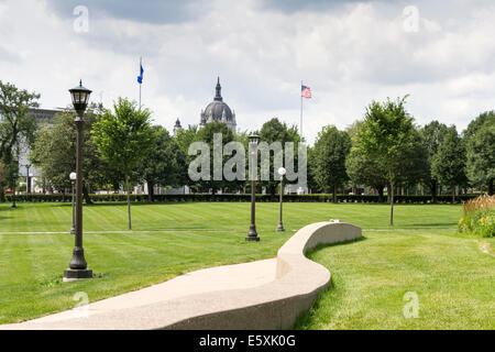 Jardins de Minnesota State Capitol et le dôme de la cathédrale de St Paul, St Paul, Minnesota, USA. Banque D'Images