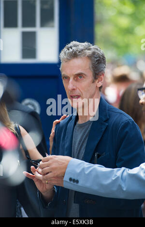 CARDIFF, Royaume-Uni. 7 août 2014. La nouvelle série de médecin qui a sa première mondiale à St Davids Hall. De nombreux fans ont attendu d'avoir un aperçu de l'étoile sur le tapis rouge. Photo montre Peter Capaldi. Credit : Polly Thomas/Alamy Live News Banque D'Images