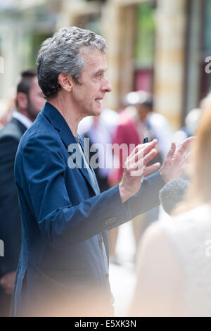 CARDIFF, Royaume-Uni. 7 août 2014. La nouvelle série de médecin qui a sa première mondiale à St Davids Hall. De nombreux fans ont attendu d'avoir un aperçu de l'étoile sur le tapis rouge. Photo montre Peter Capaldi. Credit : Polly Thomas/Alamy Live News Banque D'Images