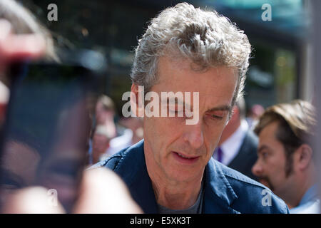 CARDIFF, Royaume-Uni. 7 août 2014. La nouvelle série de médecin qui a sa première mondiale à St Davids Hall. De nombreux fans ont attendu d'avoir un aperçu de l'étoile sur le tapis rouge. Photo montre Peter Capaldi. Credit : Polly Thomas/Alamy Live News Banque D'Images