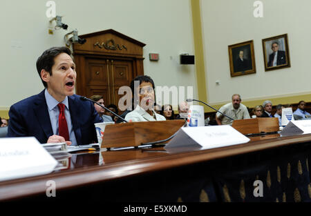 Washington, DC, USA. 7e août, 2014. Tom Frieden (L), directeur de l'organisme américain Centers for Disease Control and Prevention (CDC), prend la parole lors d'une audition sur la lutte contre le virus Ebola menace, sur la colline du Capitole à Washington, DC, la capitale des États-Unis, le 7 août, 2014. Tom Frieden Directeur CDC a dit jeudi qu'il a activé le niveau de la réponse de l'agence à l'épidémie d'Ebola en Afrique de l'ouest à son plus haut état d'alerte. Credit : Bao Dandan/Xinhua/Alamy Live News Banque D'Images