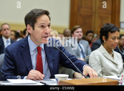 Washington, DC, USA. 7e août, 2014. Tom Frieden (L), directeur de l'organisme américain Centers for Disease Control and Prevention (CDC), prend la parole lors d'une audition sur la lutte contre le virus Ebola menace, sur la colline du Capitole à Washington, DC, la capitale des États-Unis, le 7 août, 2014. Tom Frieden Directeur CDC a dit jeudi qu'il a activé le niveau de la réponse de l'agence à l'épidémie d'Ebola en Afrique de l'ouest à son plus haut état d'alerte. Credit : Bao Dandan/Xinhua/Alamy Live News Banque D'Images