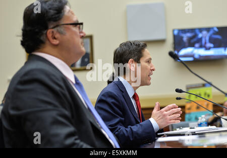 Washington, DC, USA. 7e août, 2014. Tom Frieden (R), directeur de l'organisme américain Centers for Disease Control and Prevention (CDC), prend la parole lors d'une audition sur la lutte contre le virus Ebola menace, sur la colline du Capitole à Washington, DC, la capitale des États-Unis, le 7 août, 2014. Tom Frieden Directeur CDC a dit jeudi qu'il a activé le niveau de la réponse de l'agence à l'épidémie d'Ebola en Afrique de l'ouest à son plus haut état d'alerte. Credit : Bao Dandan/Xinhua/Alamy Live News Banque D'Images