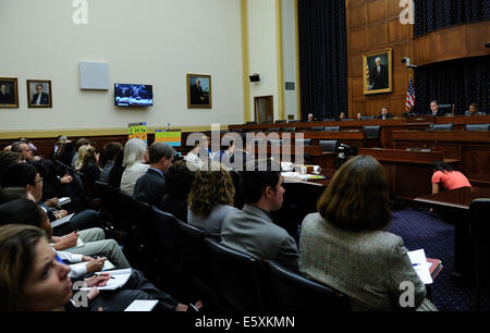 Washington, DC, USA. 7e août, 2014. Les gens assistent à une audience du Congrès sur la lutte contre le virus Ebola menace, sur la colline du Capitole à Washington, DC, la capitale des États-Unis, le 7 août, 2014. Les U.S. Centers for Disease Control and Prevention (CDC) Directeur Tom Frieden a dit jeudi qu'il a activé le niveau de la réponse de l'agence à l'épidémie d'Ebola en Afrique de l'ouest à son plus haut état d'alerte. Credit : Bao Dandan/Xinhua/Alamy Live News Banque D'Images