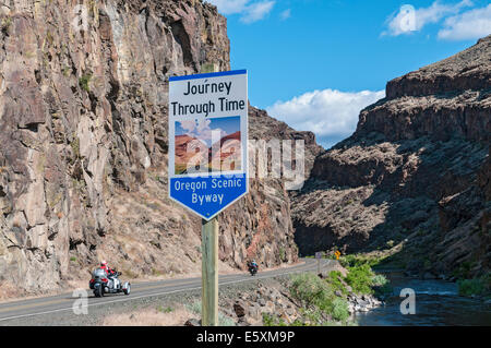 Oregon Scenic Byway, l'autoroute 26, près de John Day Fossil jumeaux National Monument (moutons), unité de roche motos Banque D'Images