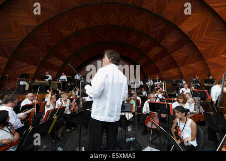 Directeur musical Christopher Wilkins répète avec le Boston Landmarks Orchestra avant un concert au Shell Hatch, Boston Banque D'Images