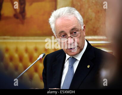 Lisbonne. 7e août, 2014. Gouverneur de la Banque du Portugal, Carlos Costa répond à une audience du comité du Parlement européen sur le BES, situation à Lisbonne le 7 août 2014. Carlos Costa a reconnu jeudi que le système bancaire portugais faisait face à un "risque systématique" la semaine dernière, quelques jours avant, il a annoncé que la banque Banco Espirito Santo (BES) seraient renflouées par le gouvernement. Credit : Zhang Liyun/Xinhua/Alamy Live News Banque D'Images