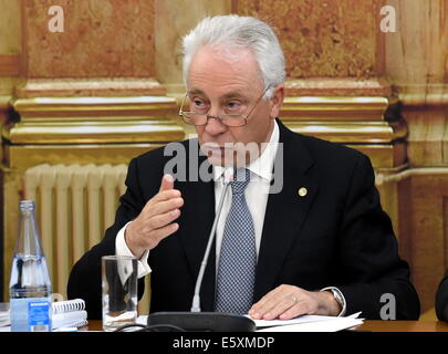 Lisbonne. 7e août, 2014. Gouverneur de la Banque du Portugal, Carlos Costa répond à une audience du comité du Parlement européen sur le BES, situation à Lisbonne le 7 août 2014. Carlos Costa a reconnu jeudi que le système bancaire portugais faisait face à un "risque systématique" la semaine dernière, quelques jours avant, il a annoncé que la banque Banco Espirito Santo (BES) seraient renflouées par le gouvernement. Credit : Zhang Liyun/Xinhua/Alamy Live News Banque D'Images