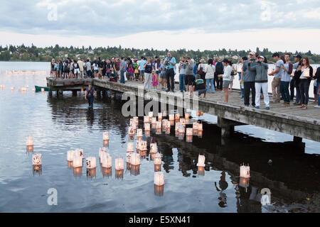 À partir d'Hiroshima à l'espoir - le 6 août 2014. La cérémonie annuelle flottante lanterne honorant les victimes des bombardements d'Hiroshima et Nagasaki, et toutes les victimes de la violence. Cet événement est organisé par un classement de la paix, les libertés civiles, religieuses et organismes du patrimoine culturel. La cérémonie annuelle est une adaptation d'un ancien rituel bouddhiste Japonais, le Toro Nagashi, lanternes dans lequel représentant les âmes des morts sont lancées sur la mer et les prières sont offertes que les âmes peuvent reposer en paix. Banque D'Images