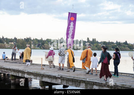À partir d'Hiroshima à l'espoir - le 6 août 2014. La cérémonie annuelle flottante lanterne honorant les victimes des bombardements d'Hiroshima et Nagasaki, et toutes les victimes de la violence. Cet événement est organisé par un classement de la paix, les libertés civiles, religieuses et organismes du patrimoine culturel. La cérémonie annuelle est une adaptation d'un ancien rituel bouddhiste Japonais, le Toro Nagashi, lanternes dans lequel représentant les âmes des morts sont lancées sur la mer et les prières sont offertes que les âmes peuvent reposer en paix. Banque D'Images