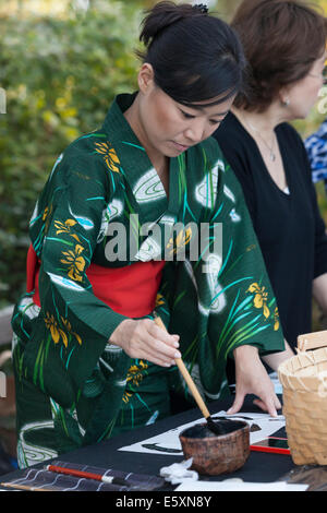 À partir d'Hiroshima à l'espoir - le 6 août 2014. La cérémonie annuelle flottante lanterne honorant les victimes des bombardements d'Hiroshima et Nagasaki, et toutes les victimes de la violence. Cet événement est organisé par un classement de la paix, les libertés civiles, religieuses et organismes du patrimoine culturel. La cérémonie annuelle est une adaptation d'un ancien rituel bouddhiste Japonais, le Toro Nagashi, lanternes dans lequel représentant les âmes des morts sont lancées sur la mer et les prières sont offertes que les âmes peuvent reposer en paix. Banque D'Images