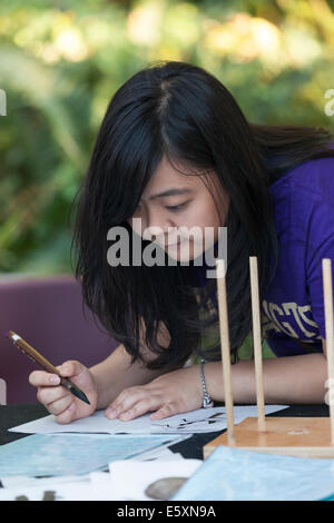 À partir d'Hiroshima à l'espoir - le 6 août 2014. La cérémonie annuelle flottante lanterne honorant les victimes des bombardements d'Hiroshima et Nagasaki, et toutes les victimes de la violence. Cet événement est organisé par un classement de la paix, les libertés civiles, religieuses et organismes du patrimoine culturel. La cérémonie annuelle est une adaptation d'un ancien rituel bouddhiste Japonais, le Toro Nagashi, lanternes dans lequel représentant les âmes des morts sont lancées sur la mer et les prières sont offertes que les âmes peuvent reposer en paix. Banque D'Images