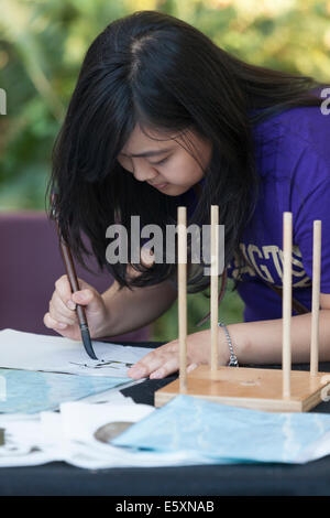 À partir d'Hiroshima à l'espoir - le 6 août 2014. La cérémonie annuelle flottante lanterne honorant les victimes des bombardements d'Hiroshima et Nagasaki, et toutes les victimes de la violence. Cet événement est organisé par un classement de la paix, les libertés civiles, religieuses et organismes du patrimoine culturel. La cérémonie annuelle est une adaptation d'un ancien rituel bouddhiste Japonais, le Toro Nagashi, lanternes dans lequel représentant les âmes des morts sont lancées sur la mer et les prières sont offertes que les âmes peuvent reposer en paix. Banque D'Images