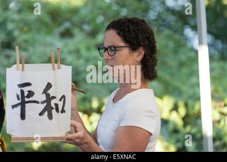 À partir d'Hiroshima à l'espoir - le 6 août 2014. La cérémonie annuelle flottante lanterne honorant les victimes des bombardements d'Hiroshima et Nagasaki, et toutes les victimes de la violence. Cet événement est organisé par un classement de la paix, les libertés civiles, religieuses et organismes du patrimoine culturel. La cérémonie annuelle est une adaptation d'un ancien rituel bouddhiste Japonais, le Toro Nagashi, lanternes dans lequel représentant les âmes des morts sont lancées sur la mer et les prières sont offertes que les âmes peuvent reposer en paix. Banque D'Images