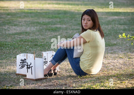 À partir d'Hiroshima à l'espoir - le 6 août 2014. La cérémonie annuelle flottante lanterne honorant les victimes des bombardements d'Hiroshima et Nagasaki, et toutes les victimes de la violence. Cet événement est organisé par un classement de la paix, les libertés civiles, religieuses et organismes du patrimoine culturel. La cérémonie annuelle est une adaptation d'un ancien rituel bouddhiste Japonais, le Toro Nagashi, lanternes dans lequel représentant les âmes des morts sont lancées sur la mer et les prières sont offertes que les âmes peuvent reposer en paix. Banque D'Images