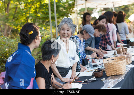 À partir d'Hiroshima à l'espoir - le 6 août 2014. La cérémonie annuelle flottante lanterne honorant les victimes des bombardements d'Hiroshima et Nagasaki, et toutes les victimes de la violence. Cet événement est organisé par un classement de la paix, les libertés civiles, religieuses et organismes du patrimoine culturel. La cérémonie annuelle est une adaptation d'un ancien rituel bouddhiste Japonais, le Toro Nagashi, lanternes dans lequel représentant les âmes des morts sont lancées sur la mer et les prières sont offertes que les âmes peuvent reposer en paix. Banque D'Images