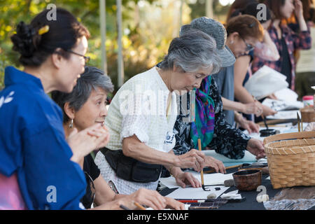 À partir d'Hiroshima à l'espoir - le 6 août 2014. La cérémonie annuelle flottante lanterne honorant les victimes des bombardements d'Hiroshima et Nagasaki, et toutes les victimes de la violence. Cet événement est organisé par un classement de la paix, les libertés civiles, religieuses et organismes du patrimoine culturel. La cérémonie annuelle est une adaptation d'un ancien rituel bouddhiste Japonais, le Toro Nagashi, lanternes dans lequel représentant les âmes des morts sont lancées sur la mer et les prières sont offertes que les âmes peuvent reposer en paix. Banque D'Images