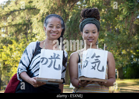 À partir d'Hiroshima à l'espoir - le 6 août 2014. La cérémonie annuelle flottante lanterne honorant les victimes des bombardements d'Hiroshima et Nagasaki, et toutes les victimes de la violence. Cet événement est organisé par un classement de la paix, les libertés civiles, religieuses et organismes du patrimoine culturel. La cérémonie annuelle est une adaptation d'un ancien rituel bouddhiste Japonais, le Toro Nagashi, lanternes dans lequel représentant les âmes des morts sont lancées sur la mer et les prières sont offertes que les âmes peuvent reposer en paix. Banque D'Images