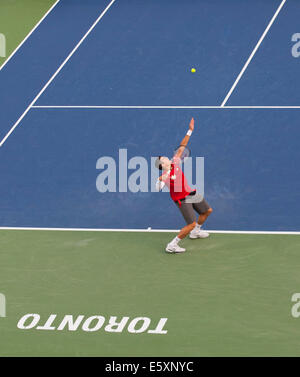 Toronto, Canada. 07Th Août, 2014. Milos Raonic du Canada sert pendant la troisième série de masculin contre Julien Benneteau de la France à la Coupe Rogers 2014 à Toronto, Canada, le 7 août 2014. Milos Raonic a remporté le match 2-1. Source : Xinhua/Alamy Live News Banque D'Images