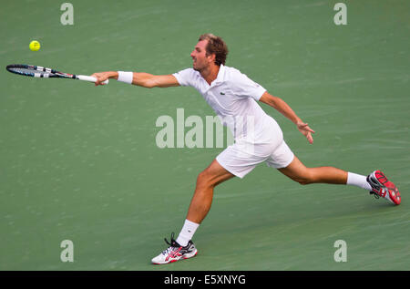 Toronto, Canada. 07Th Août, 2014. Julien Benneteau de France renvoie la balle au cours de la troisième série de masculin contre Milos Raonic du Canada à la Coupe Rogers 2014 à Toronto, Canada, le 7 août 2014. Julien Benneteau a perdu le match 1-2. Source : Xinhua/Alamy Live News Banque D'Images