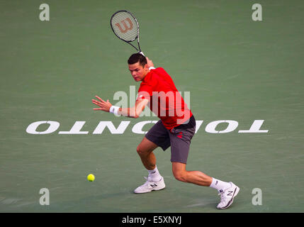 Toronto, Canada. 07Th Août, 2014. Milos Raonic du Canada renvoie la balle au cours de la troisième série de masculin contre Julien Benneteau de la France à la Coupe Rogers 2014 à Toronto, Canada, le 7 août 2014. Milos Raonic a remporté le match 2-1. Source : Xinhua/Alamy Live News Banque D'Images