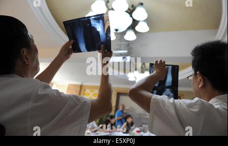 Yibin. 8e août, 2014. Les médecins vérifier les images médicales des personnes blessées dans le récent séisme du Yunnan, à la deuxième hôpital dans la ville de Yibin, dans le sud-ouest de la province chinoise du Sichuan, le 7 août, 2014. Certaines des personnes blessées dans le séisme de Yunnan étaient soignés dans le Sichuan Yibin's. Source : Xinhua/Alamy Live News Banque D'Images