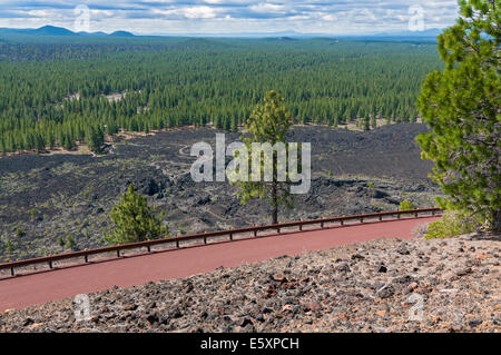 De l'Oregon, Monument Volcanique National Newberry, Lava Butte, summit road, champ de lave vue de cratère trail Banque D'Images