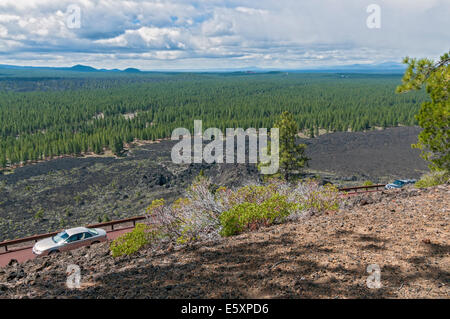 De l'Oregon, Monument Volcanique National Newberry, Lava Butte, summit road, champ de lave vue de cratère trail Banque D'Images