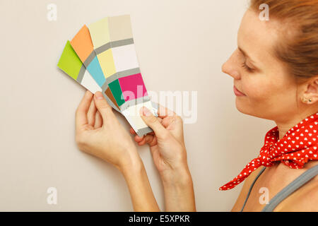 Belle Jeune femme tenant une palette de couleurs avec des échantillons de couleur. Banque D'Images