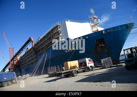 Montevideo. 8e août, 2014. Un navire reste ancré au cours du chargement opertaions de bovins dans le port de Montevideo, capitale de l'Uruguay, le 7 août, 2014. L'Uruguay a envoyé le jeudi 10 000 veaux laitiers de race Holstein entre 8 et 15 mois sur un bateau pour la Chine. Le bateau a une capacité de 20 000 têtes et une haute technologie pour assurer le bien-être des animaux pendant le voyage. © Nicolas Celaya/Xinhua/Alamy Live News Banque D'Images