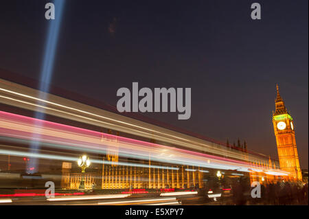 Victoria Tower Gardens, London UK. 7 août 2014. Les spectres, une installation de 49 projecteurs, tire une lumière verticale de l'arbre à 15 kilomètres dans le ciel au-dessus de Londres pour célébrer le début de LA SECONDE GUERRE MONDIALE1, vu depuis le pont de Westminster. Spectra a été commandé par le maire de Londres & 14-18 Centenaire des commissions et de l'art créé par l'artiste japonais Ryoji Ikeda. Credit : Malcolm Park editorial/Alamy Live News. Banque D'Images