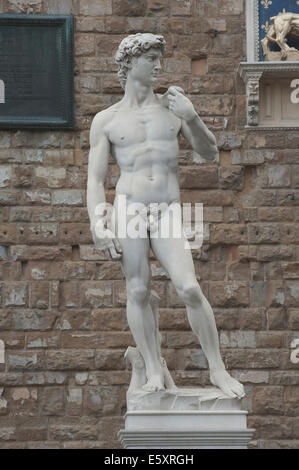 Statue, David de Michel-Ange, le Palazzo Vecchio, Florence, Toscane, Italie Banque D'Images