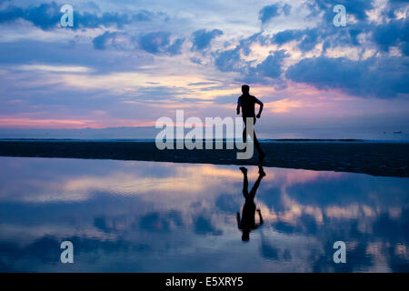 Seaton Carew, Hartlepool, UK. 8e août, 2014. Beau lever de soleil ce matin, avec un temps pluvieux prévu cette semaine. Jogger sur Seaton Carew au lever du soleil sur une plage calme vendredi matin sur la côte nord-est. Credit : ALANDAWSONPHOTOGRAPHY/Alamy Live News Banque D'Images