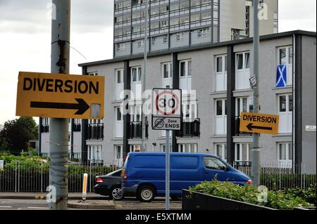 Glasgow, Ecosse, Royaume-Uni. Le 08 août, 2014. Signes rues offrant des orientations confusion tandis qu'un sautoir écossais se bloque à partir d'une fenêtre, une métaphore pour le référendum sur l'indépendance ? Crédit : Tony Clerkson/Alamy Live News Banque D'Images