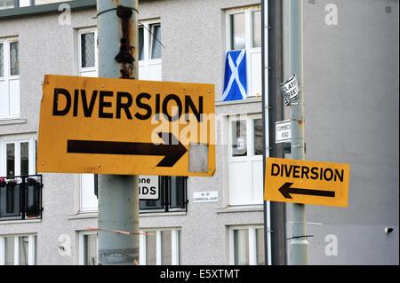 Glasgow, Ecosse, Royaume-Uni. Le 08 août, 2014. Signes rues offrant des orientations confusion tandis qu'un sautoir écossais se bloque à partir d'une fenêtre, une métaphore pour le référendum sur l'indépendance ? Crédit : Tony Clerkson/Alamy Live News Banque D'Images