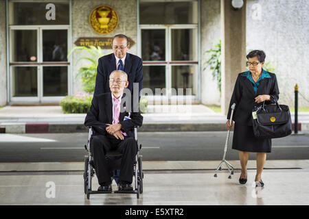 Bangkok, Bangkok, Thaïlande. 8e août, 2014. SOMPORN, THEPSITTHA 89, le doyen des membres de l'Assemblée nationale législative, arrive l'ALN réunion. L'Assemblée législative nationale thaïlandaise (NLA) s'est réuni vendredi à la construction Parlimanet à Bangkok pour élire les dirigeants. L'ALN a été nommé par la junte thaïlandaise, officiellement appelé le Conseil national de l'ordre et de la paix (NCPO), et est censé guider Thaïlande retour à un régime civil après un coup d'État militaire a renversé le gouvernement élu en mai. Il y a 197 membres de l'UÇK. L'adhésion est incliné vers le personnel militaire. À partir de la ro Banque D'Images