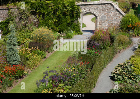 Le jardin clos à la maison Jardin Buckland Monachorum Yelverton Devon sur un après-midi d'été Banque D'Images