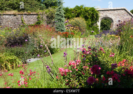 Le jardin clos à la maison Jardin Buckland Monachorum Yelverton Devon sur un après-midi d'été Banque D'Images