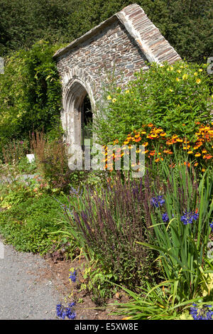 Le jardin clos à la maison Jardin Buckland Monachorum Yelverton Devon sur un après-midi d'été Banque D'Images