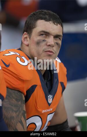 Denver, Colorado, États-Unis. 7e août, 2014. Les Broncos DE DEREK WOLFE montres du banc avant de le jeu d'avant saison à Sports Authority Field at Mile High jeudi soir. Les Broncos a battu les Seahawks 21-16. Credit : Hector Acevedo/ZUMA/Alamy Fil Live News Banque D'Images