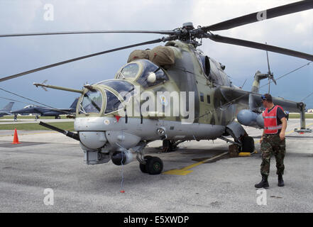 Construit russe Mil 24, hélicoptère de combat de l'armée de l'air croate Banque D'Images