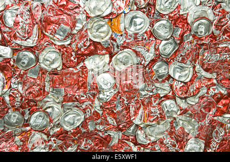 Close up sur l'alimentation et l'écrasé en boîte en attente de recyclage dans une usine de recyclage dans le Lancashire, Angleterre. Banque D'Images