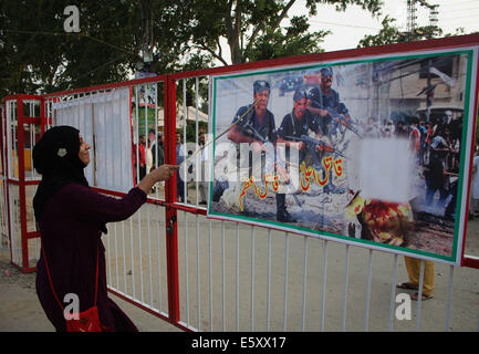 Lahore, Pakistan. 8e août, 2014. Points à la femme pakistanaise les poster avant la prochaine manifestation anti-gouvernement du Pakistan Tehreek Awami (PAT) à Lahore. Tahir-ul-Qadri, a lancé la campagne contre Nawaz Sharif et a laissé entendre à rejoindre Khan en mars. La menace d'une manifestation nationale par le Tehrik-e-Insaf dirigé par cricketer-devenu politicien Imran Khan a mis la pression sur le gouvernement du Premier Ministre pakistanais Nawaz Sharif. Credit : Rana Sajid Hussain/Pacific Press/Alamy Live News Banque D'Images